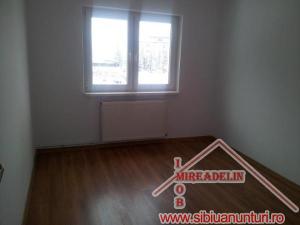 INCHIRIEZ APARTAMENT 4 CAMERE,   cartier VALEA AURIE
