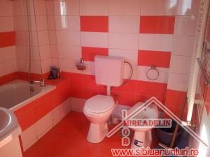 INCHIRIEM APARTAMENT LA MANSARDA,   3 CAMERE,   pe 2 nivele,   cartier VALEA AURIE