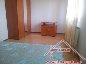 INCHIRIEM APARTAMENT LA MANSARDA,   3 CAMERE,   pe 2 nivele,   cartier VALEA AURIE