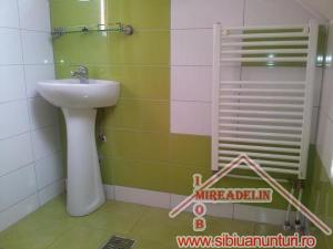 INCHIRIEM APARTAMENT LA MANSARDA,   3 CAMERE,   pe 2 nivele,   cartier VALEA AURIE