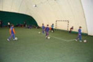 Tenis si fotbal pe teren acoperit la tenis club champion