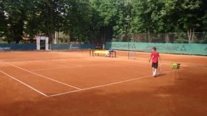 Tenis si fotbal pe teren acoperit la tenis club champion