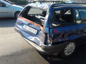 vand acte de opel astra f caravan.si mai vand masina pentru dezmembrari. pret 650 negociabil.