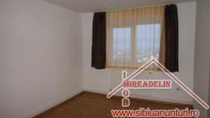 VAND APARTAMENT LA MANSARDA,   pe 2 nivele,   str. SEMAFORULUI