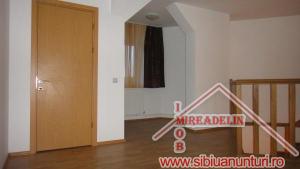 VAND APARTAMENT LA MANSARDA,   pe 2 nivele,   str. SEMAFORULUI