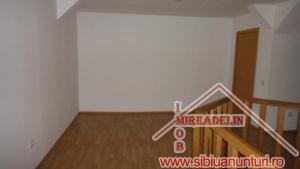 VAND APARTAMENT LA MANSARDA,   pe 2 nivele,   str. SEMAFORULUI