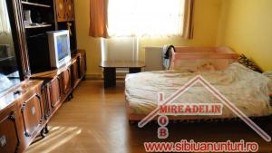 VAND APARTAMENT 2 camere la mansarda,   zona HIPODROM III