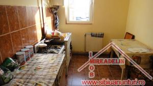 VAND APARTAMENT 2 camere la mansarda,   zona HIPODROM III