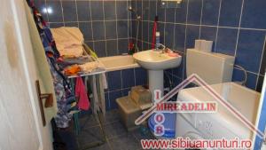 VAND APARTAMENT 2 camere la mansarda,   zona HIPODROM III