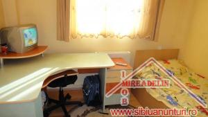 VAND APARTAMENT 2 camere la mansarda,   zona HIPODROM III