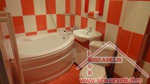INCHIRIEM APARTAMENT 4 camere,   la mansarda,   ZONA HIPODROM II