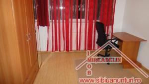 INCHIRIEM APARTAMENT 4 camere,   la mansarda,   ZONA HIPODROM II
