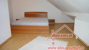 INCHIRIEM APARTAMENT 4 camere,   la mansarda,   ZONA HIPODROM II