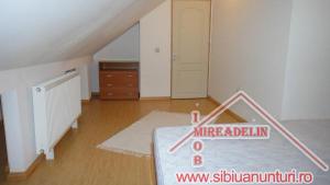 INCHIRIEM APARTAMENT 4 camere,   la mansarda,   ZONA HIPODROM II