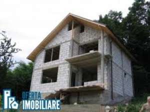 executam  finisaje interior exterior case la rosu sau la cheie