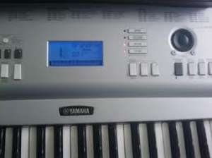 Vand Yamaha DGX-220 ca NOUA! Doar 300 EUR si e in stare Excelenta!