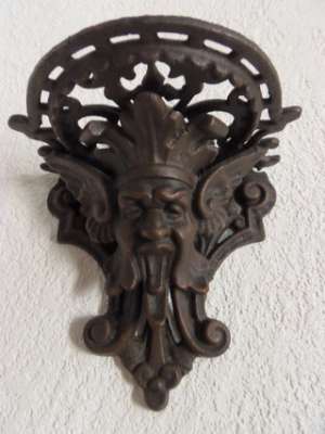 2 DEOSEBITE ETAJERE DIN FONTA DECOR MITOLOGIC