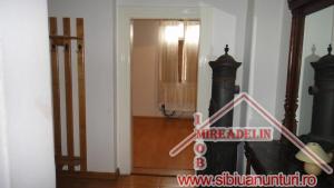 INCHIRIEM APARTAMENT LA CASA,   3 CAMERE,   zona CENTRALA