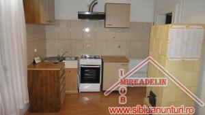 INCHIRIEM APARTAMENT LA CASA,   3 CAMERE,   zona CENTRALA