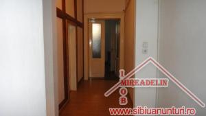 INCHIRIEM APARTAMENT LA CASA,   3 CAMERE,   zona CENTRALA