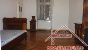 INCHIRIEM APARTAMENT LA CASA,   3 CAMERE,   zona CENTRALA