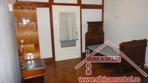 INCHIRIEM APARTAMENT LA CASA,   3 CAMERE,   zona CENTRALA