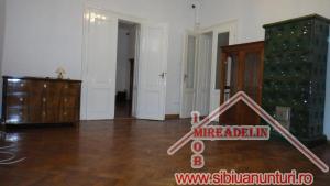 INCHIRIEM APARTAMENT LA CASA,   3 CAMERE,   zona CENTRALA