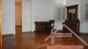 INCHIRIEM APARTAMENT LA CASA,   3 CAMERE,   zona CENTRALA