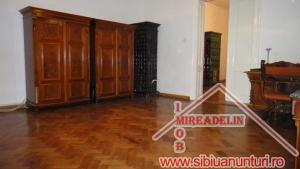 INCHIRIEM APARTAMENT LA CASA,   3 CAMERE,   zona CENTRALA