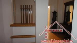 INCHIRIEM APARTAMENT LA CASA,   3 CAMERE,   zona CENTRALA