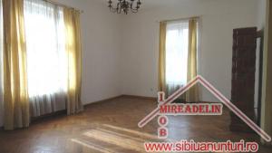 INCHIRIEM APARTAMENT 3 CAMERE,   LA CASA,   zona CENTRALA