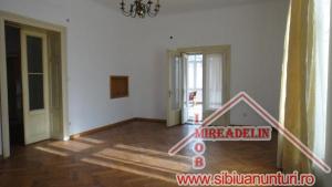 INCHIRIEM APARTAMENT 3 CAMERE,   LA CASA,   zona CENTRALA