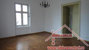 INCHIRIEM APARTAMENT 3 CAMERE,   LA CASA,   zona CENTRALA