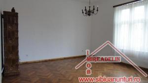 INCHIRIEM APARTAMENT 3 CAMERE,   LA CASA,   zona CENTRALA