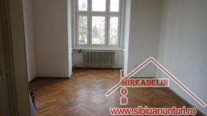 INCHIRIEM APARTAMENT 3 CAMERE,   LA CASA,   zona CENTRALA