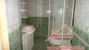 INCHIRIEM APARTAMENT 3 CAMERE,   LA CASA,   zona CENTRALA