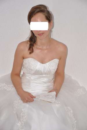 Vand rochie mireasa,      tip bal,      marime reglabila!