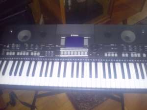 vand urgent yamaha psr s550 cu stic