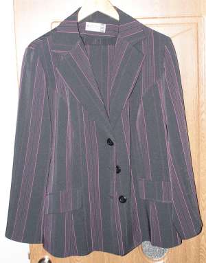 Vand costum dama culoare negru cu dungi,   NOU,  marimea 48