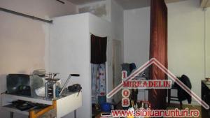 INCHIRIEZ SPATIU COMERCIAL,   47 mp,   zona  HIPODROM I