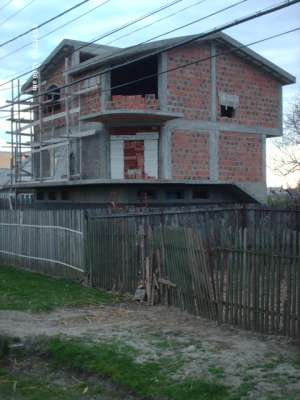 casa de vinzare la rosu