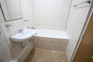 Palatul Parlamentului,  complet mobilata si renovata