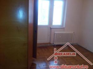 Inchiriez apartament 3 camere zona Terezian