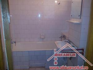 Inchiriez apartament 3 camere zona Terezian