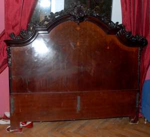 Vand un Dormitor antic - LENGEL - sculptat , deosebit ,  compus din Dulap mare cu vitrina de sticla 