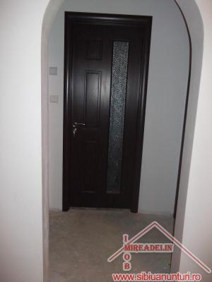 VAND APARTAMENT 2 camere,   zona CIRESICA
