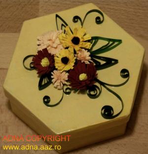 CUTIE CADOU DECORATA CU FLORI