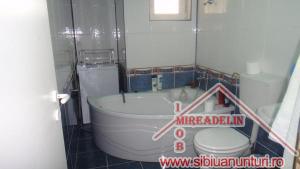 INCHIRIEM APARTAMENT LA MANSARDA 3 CAMERE,   zona M. VITEAZU