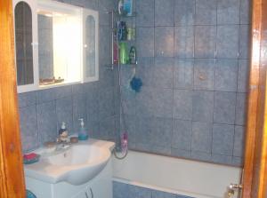 vind apartament 3 *****comandat cu pivnita si parcare