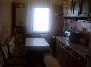 vind apartament 3 *****comandat cu pivnita si parcare